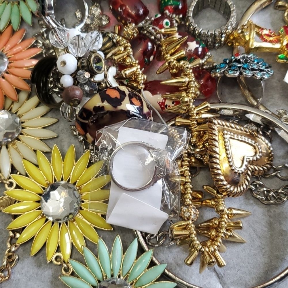 Scrap / craft jeweler's lot broken jewelry